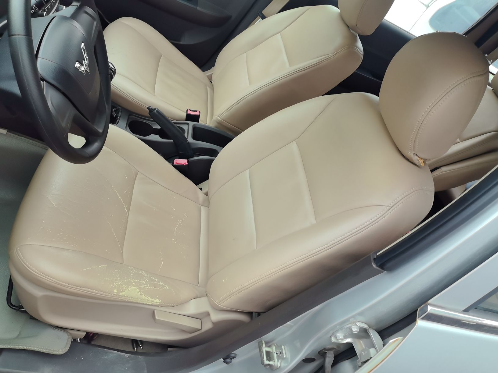 المقاعد الأمامية داخل السيارة