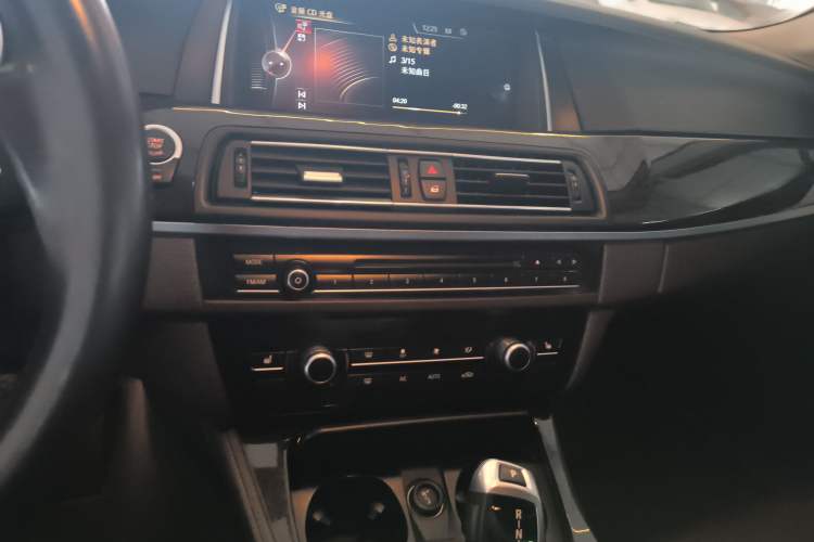 Used BMW 5 Series 2017 525Li Luxury Design Package Audio And AC Panel