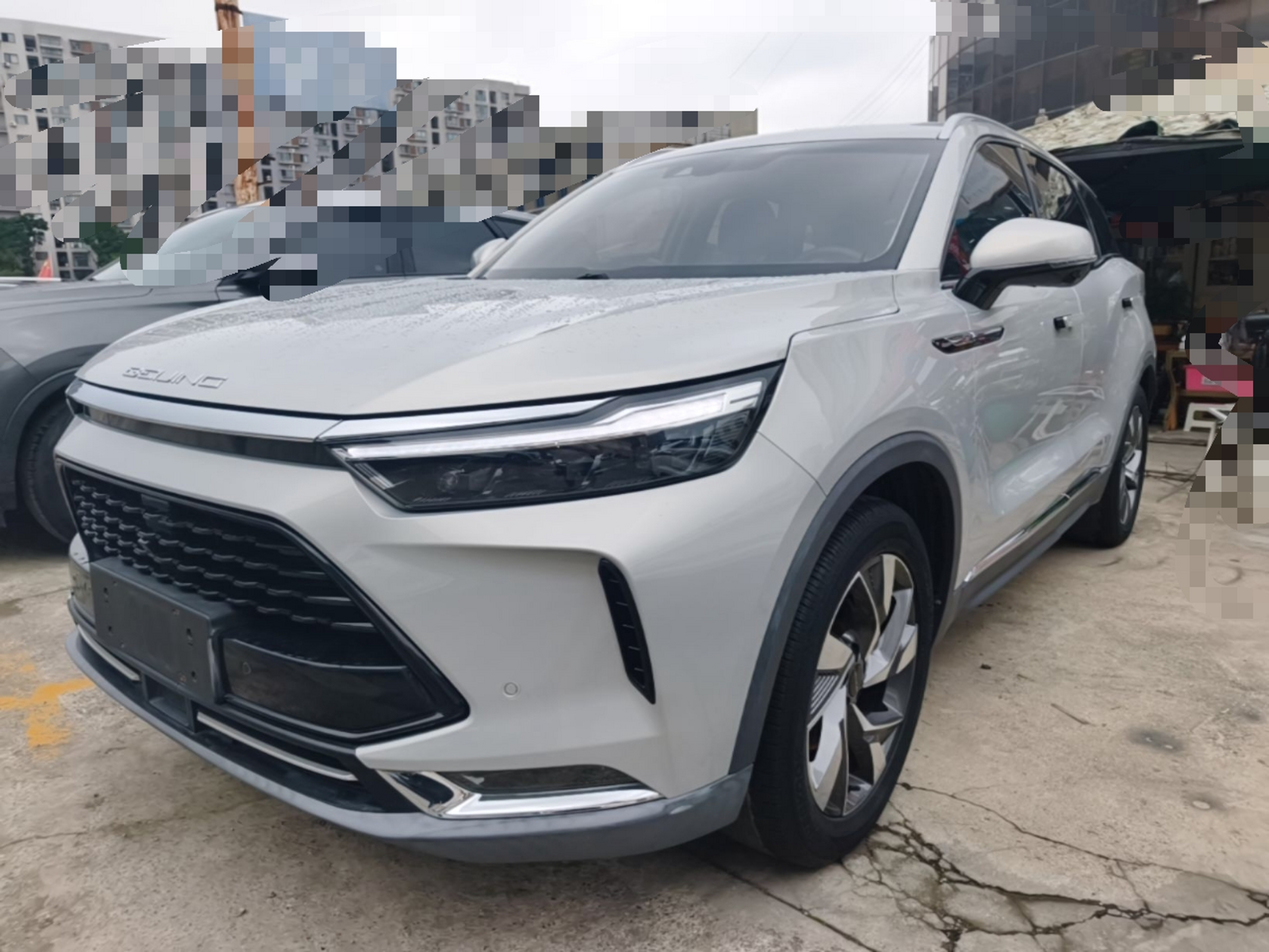 Под передней частью автомобиля