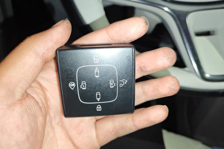 Used Volvo EM90 2025 Ultra Six-Seater
