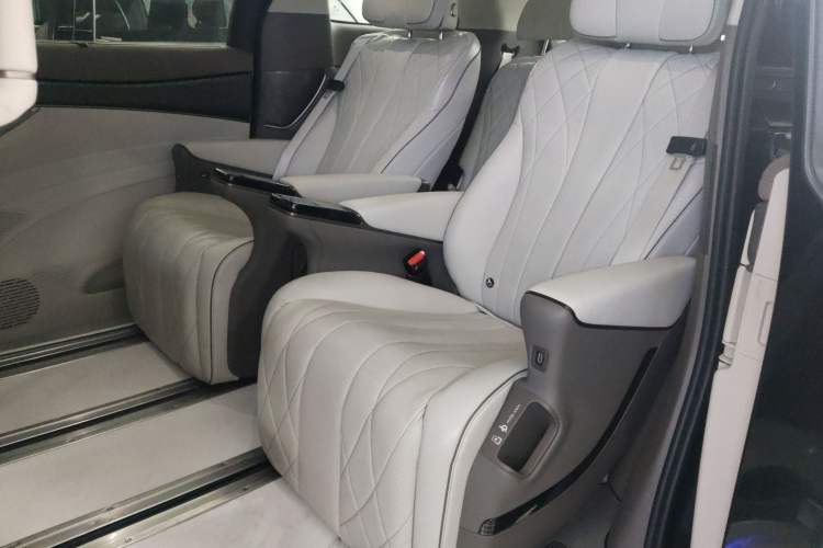 Used Denza D9 2022 DM-i 945 Luxury Model
