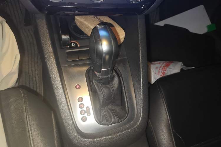 Used Volkswagen Sagitar 2014 1.6L Automatic Comfort Model Gear Lever