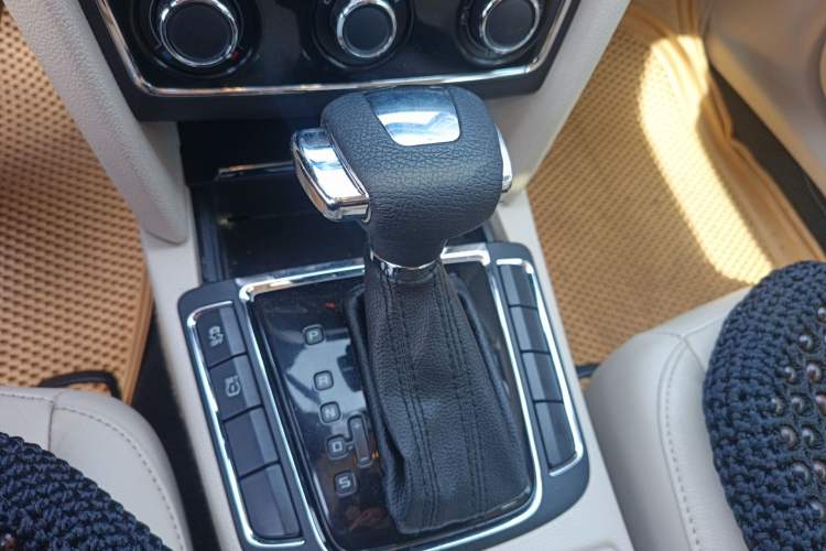 Used Skoda Superb 2012 1.8TSI Automatic Elegant Edition Gear Lever