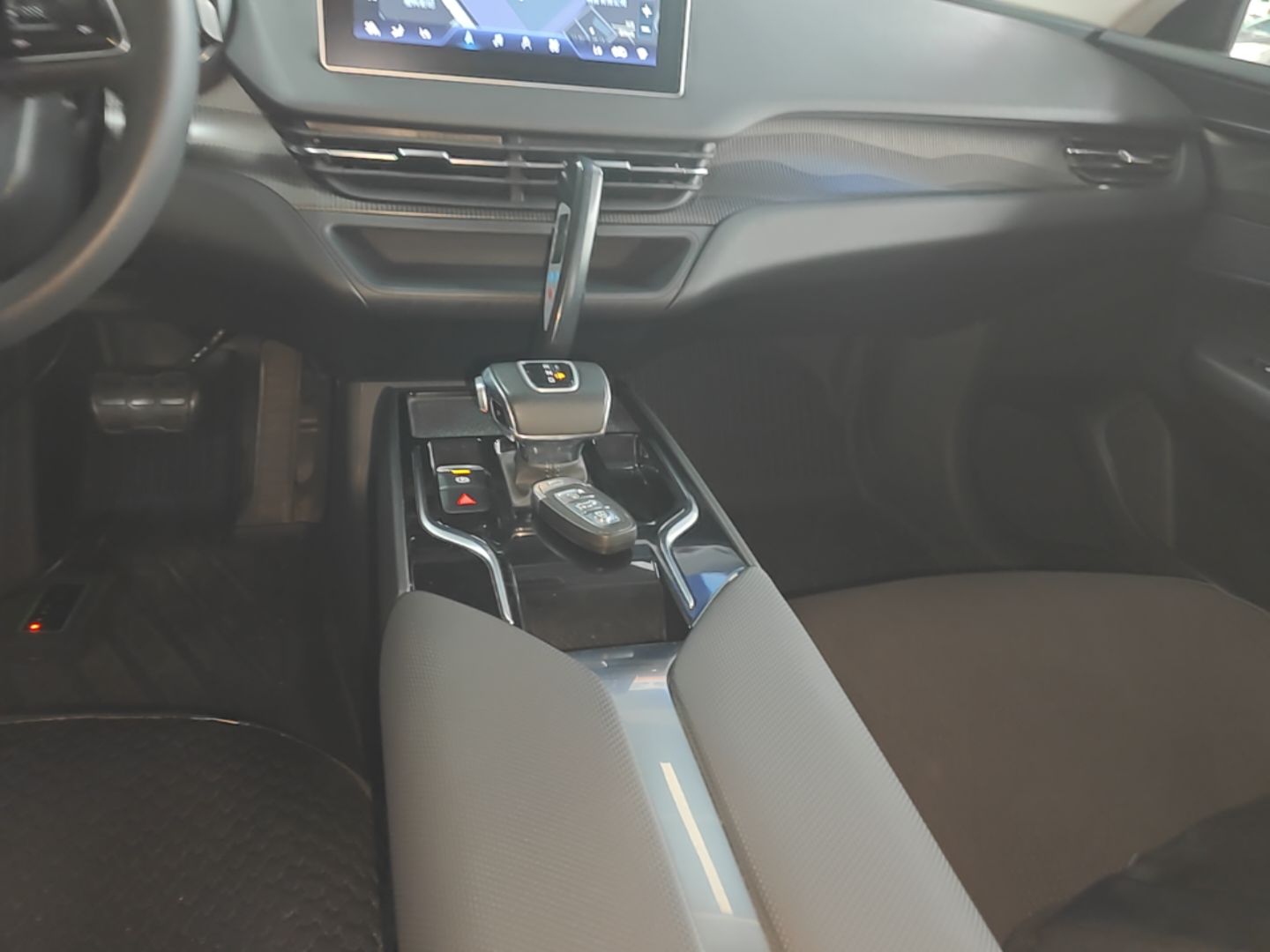 Hongqi E-QM5 2022 431 km Charge & Enjoy Edition — снимка 16