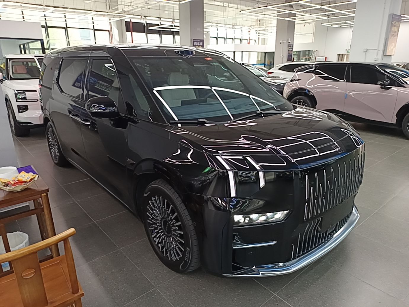 Zeekr 009 2024 7-Seater Walk-Through Version Four-Wheel Drive 108 kWh — снимка 3