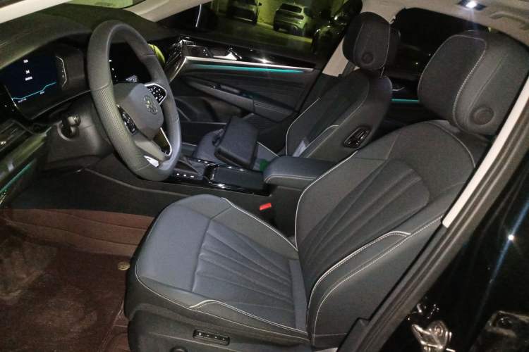 Used Volkswagen Passat 2024 380TSI Dragon Glory Edition
