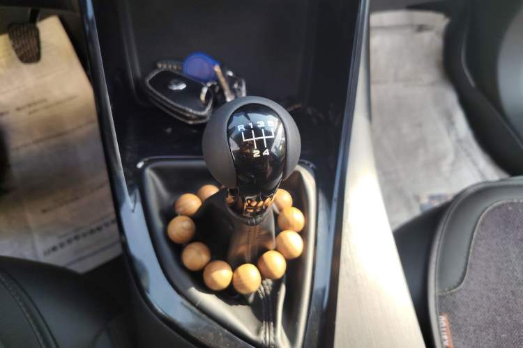 Used Roewe i5 2021 1.5L Manual Diamond Edition Gear Lever