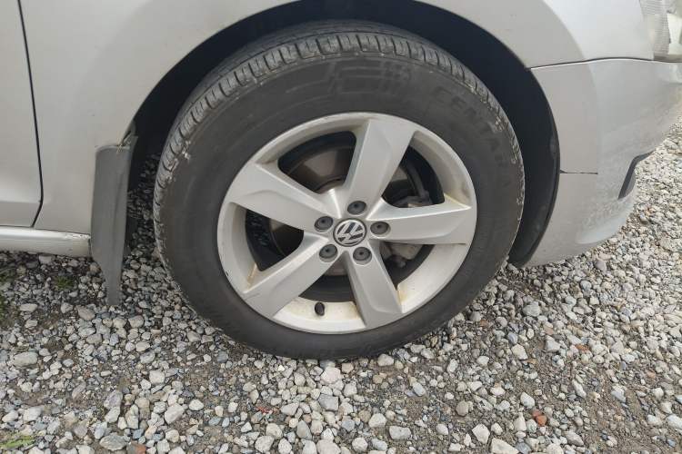Used Volkswagen Santana 2013 1.6L Automatic Comfort Edition Right Front Wheel Hub