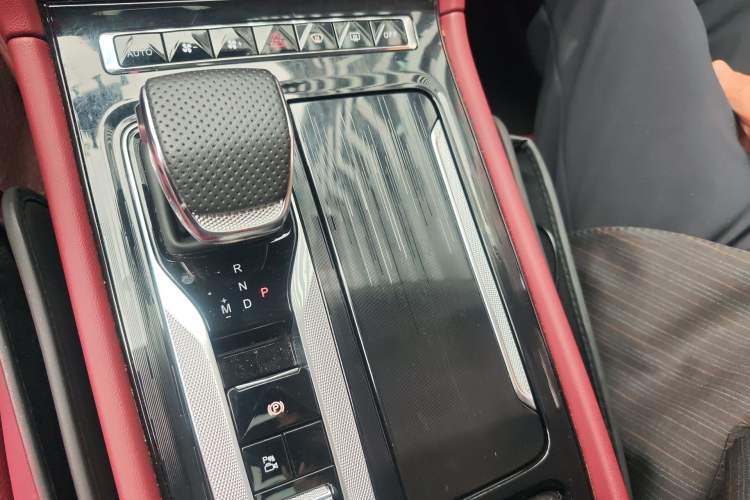 Used Hongqi H5 2024 2.0T Automatic Smart Connect Flagship Edition Gear Lever