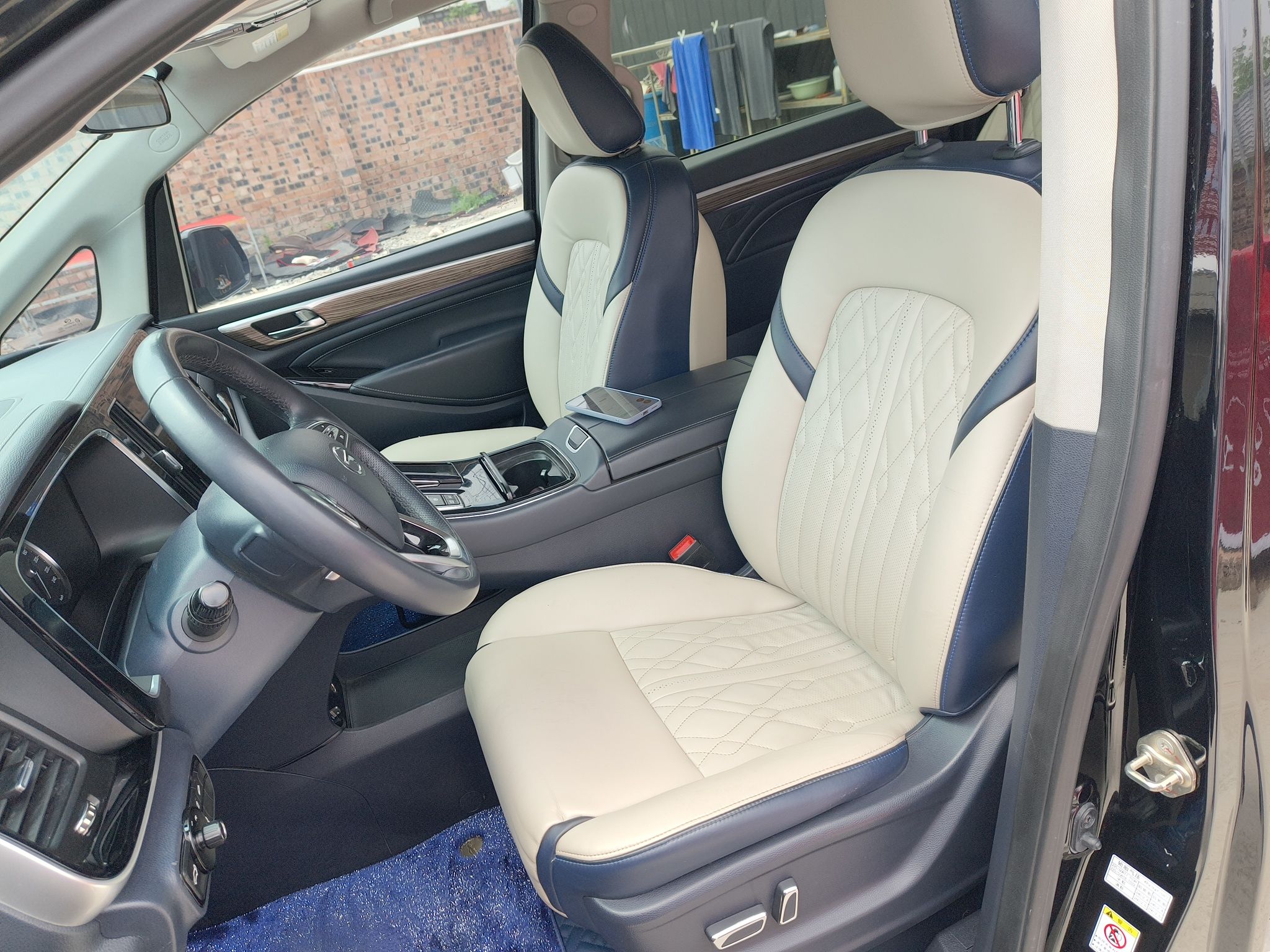 المقاعد الأمامية داخل السيارة