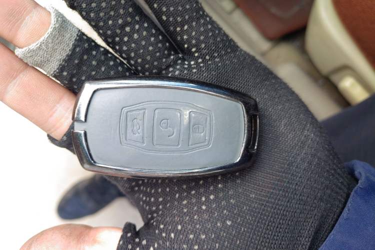 Used BYD G6 2011 2.0L Manual Luxury Version
