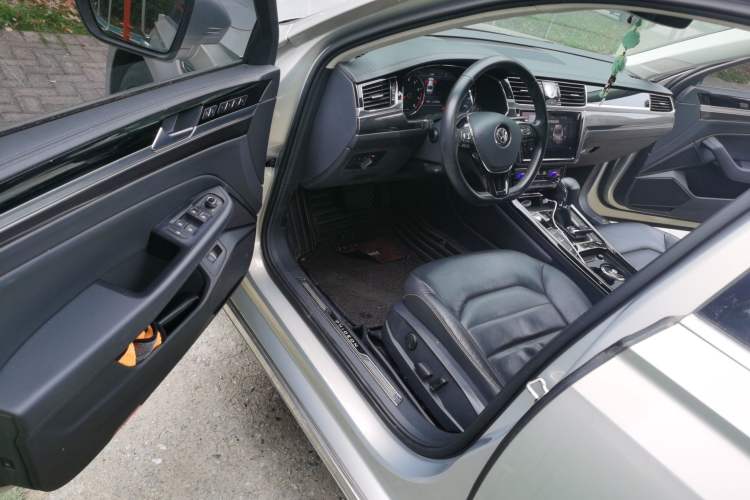 Used Volkswagen Phideon 2018 Revised Version 380TSI Two-Wheel Drive Business Edition Driver Seat