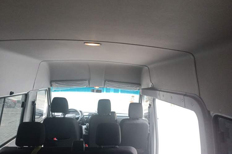 Used Iveco Daily 2023 2.5T A37M1 Long Wheelbase Mid-Roof Dual-Tire Side-Sliding Doors 5-9 Seats
