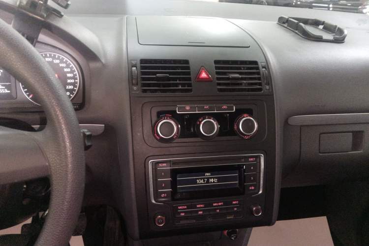 Used Volkswagen Touran 2015 1.4T Manual Fashion Edition 5-Seater Audio And AC Panel