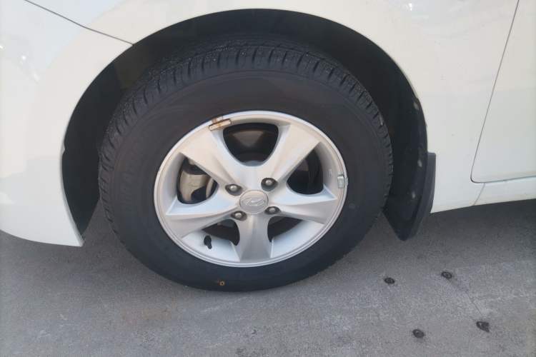 Used Hyundai Verna (older generation) 2014 1.4L Automatic Smart GLS Left Front Wheel Hub