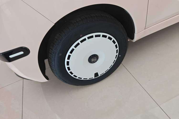 Used Chery QQ Ice Cream 2025 205km Qi Energy Version Left Front Wheel Hub