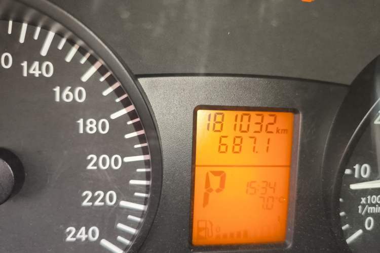 Used Mercedes-Benz Vito 2010 2.5L Elite Edition Odometer Close Up