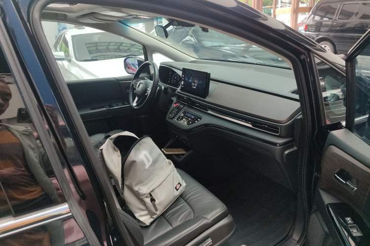 Used Honda Odyssey 2022 2.0L eHEV Sharp Enjoyment Edition Right Front Seat