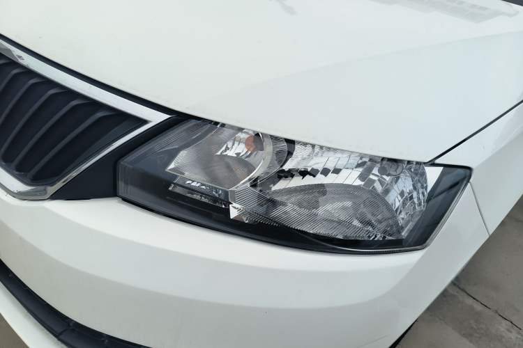 Used Skoda Rapid Spaceback 2016 Revised Version 1.6L Automatic Front-Drive Edition Left Front Headlight