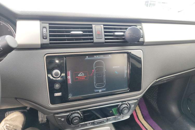 Used Qoros 3 2016 Urban SUV 1.6T Automatic Zhiyue Model Audio And AC Panel