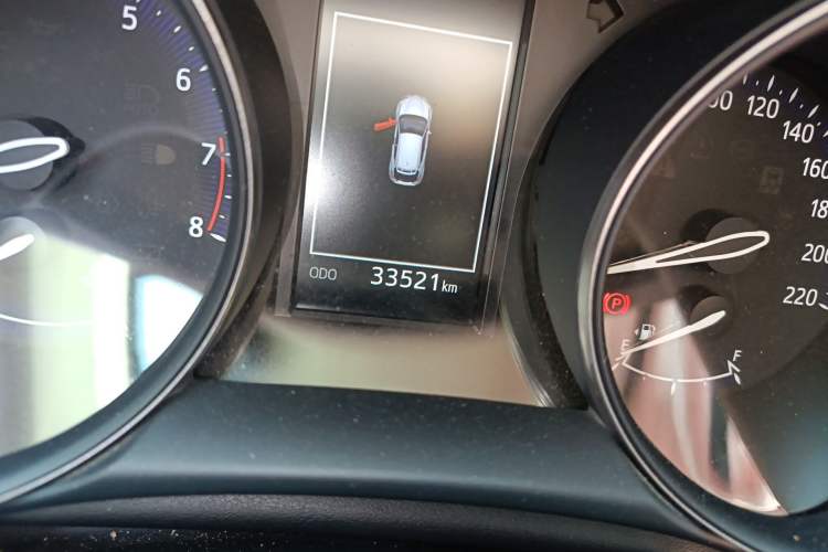 Used Toyota C-HR 2018 2.0L Leading with Sunroof China VI Standard Odometer Close Up