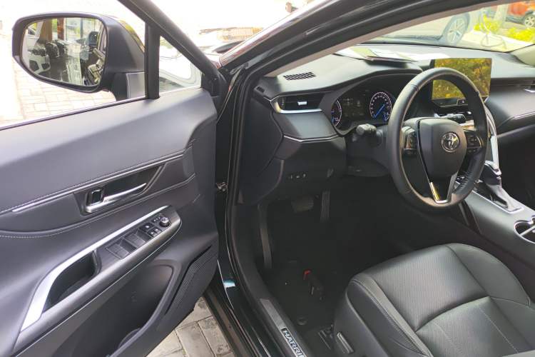 Used Toyota Harrier 2023 Dual-Engine 2.5L CVT Two-Wheel Drive Luxury Edition
