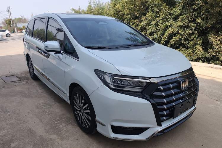 Used Honda Elysion 2024 2.0L eHEV Luxury Edition Front Right 45 Deg