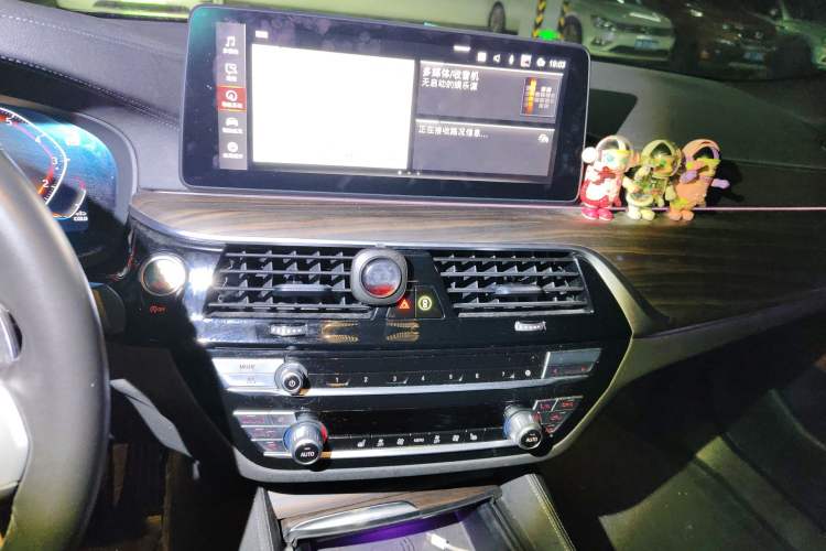 Used BMW 5 Series 2022 Restyled 530Li Leading Edition M Sport Package Audio And AC Panel