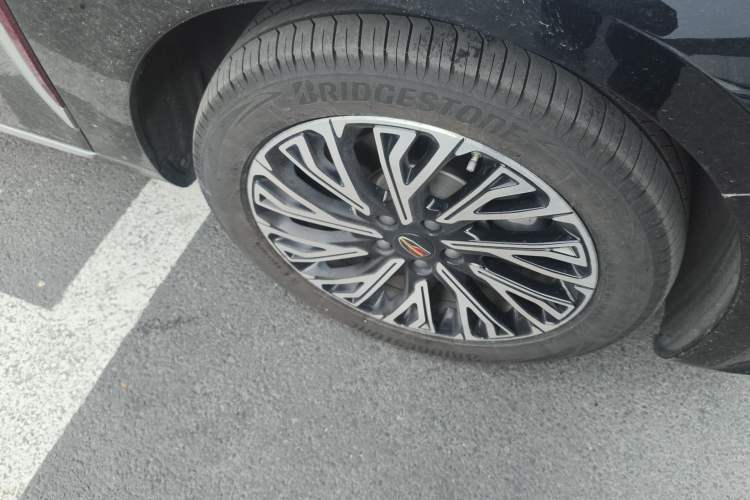 Used Hongqi H5 2024 2.0T Automatic Smart Connect Flagship Edition Right Front Wheel Hub