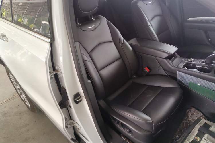 Used Cadillac XT4 2022 28T Two-Wheel-Drive Luxury Version Right Front Seat