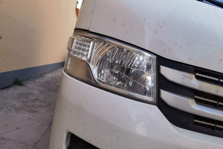 Used Foton Scenic G7 2016 2.0L Commercial Version Long Wheelbase High Roof – 4Q20M Right Front Headlight