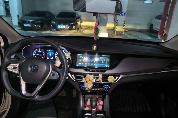 Used CHANGAN Eado 2019 Blue Whale Edition 280T GDI DCT High-Speed Model Center Console