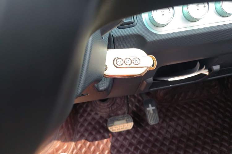 Used Wuling Hongguang MINIEV 2022 Macaron Premium Model – Lithium Iron Phosphate Vehicle Key