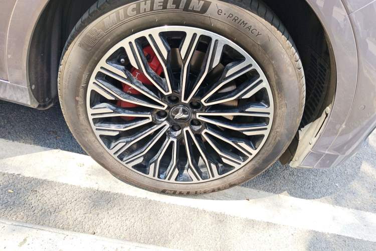 Used VOYAH FREE 2025 Model FREE+ Four-Wheel-Drive Qiankun Edition Right Front Wheel Hub