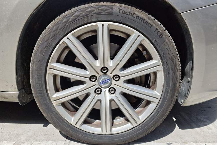 Used Volvo S60 New Energy 2015 S60L E-Drive Hybrid T6 Smart Drive Edition Right Front Wheel Hub
