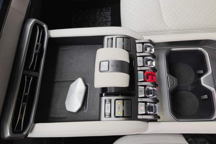 Used Formula Leopard Titanium 3 2025 501KM All-Wheel Drive Intelligent Driving Ultra Version Gear Lever