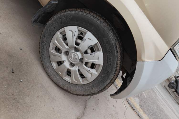 Used BAIC Weiwang 306 2011 1.3L Comfort version 7 seats Right Front Wheel Hub