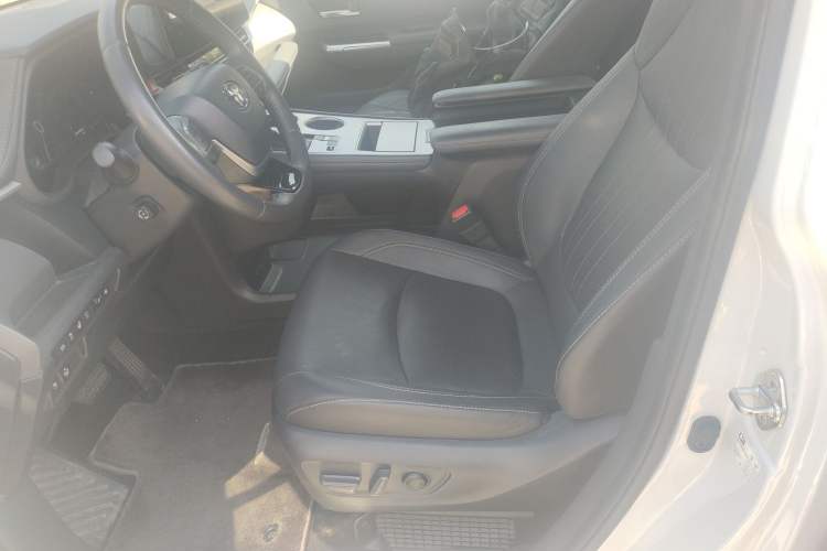Used Toyota SIENNA 2024 2.5L Hybrid Platinum Edition