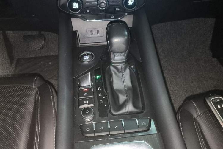 Used Chery Tiggo 8 2018 1.5 TCI Automatic Exclusive Edition 7-Seater Gear Lever