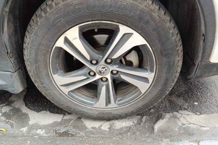 Used Toyota RAV4 2015 2.0L CVT Two-Wheel Drive Fashion Edition
