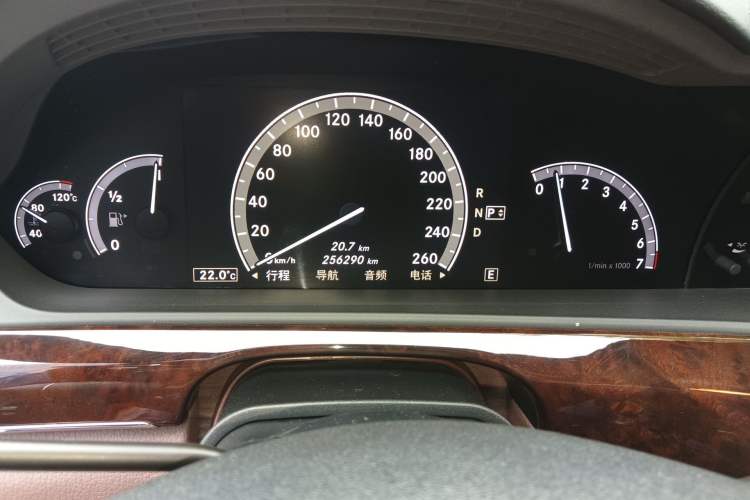 Used Mercedes-Benz S-Class 2011 S 350 L CGI Odometer Close Up