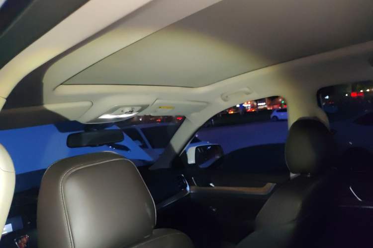 Used Roewe RX8 2018 30T Smart Connectivity Two-Wheel Drive Flagship Edition