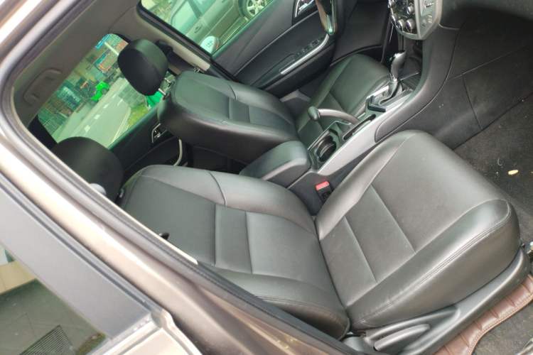 Used JMC Yusheng S350 2013 2.4T Automatic 2WD Diesel Luxury Edition 5 Seats Right Front Seat