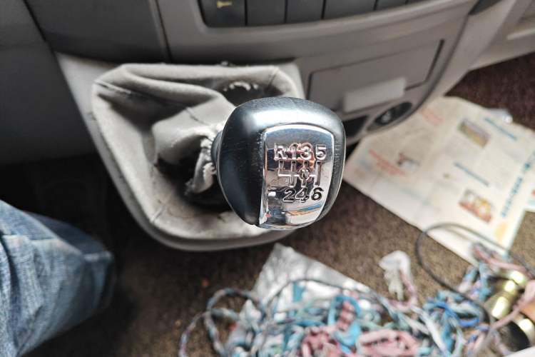 Used Dongfeng Yufeng 2014 2.5T YuliBao Logistics Vehicle Low-Trim Version with Short Wheelbase and Mid-Roof Design – ZD25