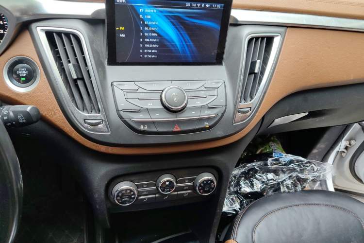 Used Soueast DX7 2015 1.5T Manual Luxury Model Audio And AC Panel