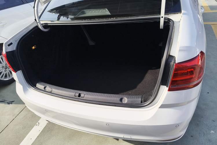 Used Volkswagen Lavida 2017 1.6L Automatic Comfort Edition
