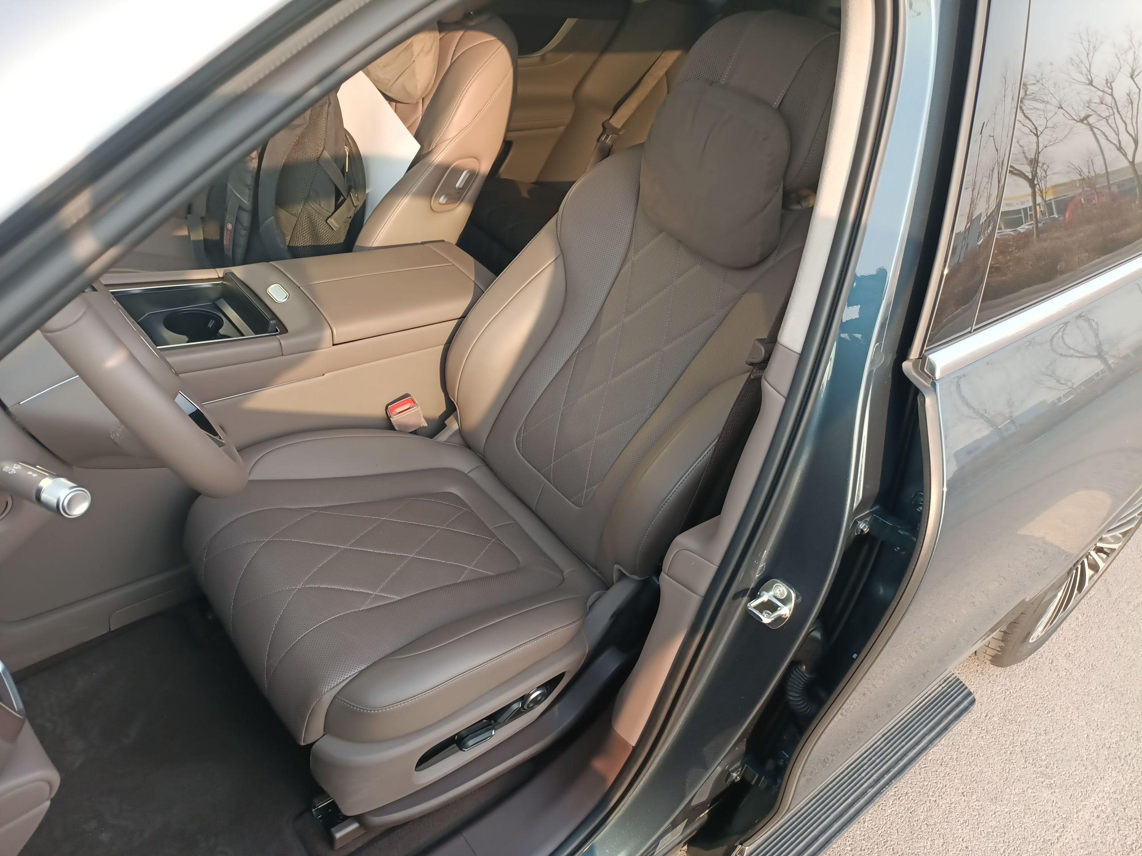 Переднее сиденье в автомобиле