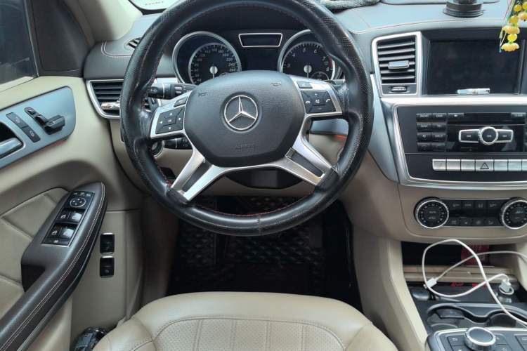 Used Mercedes-Benz GL-Class 2014 GL 400 4MATIC Dynamic Model Steering Wheel