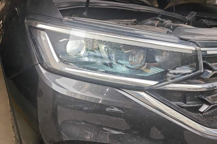 Used Volkswagen Tayron 2023 330TSI Two-Wheel-Drive Luxury Plus Advanced Version Right Front Headlight