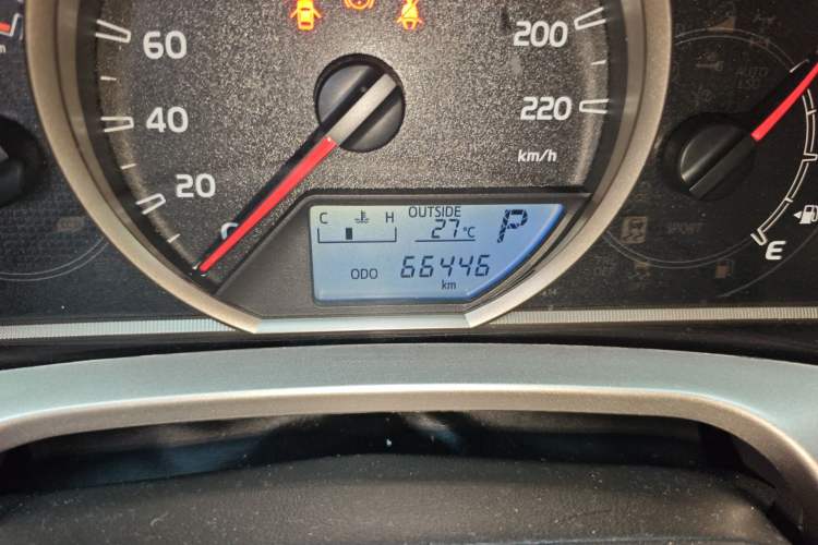 Used Toyota RAV4 2013 2.5L Automatic 4x4 Elite Edition Odometer Close Up